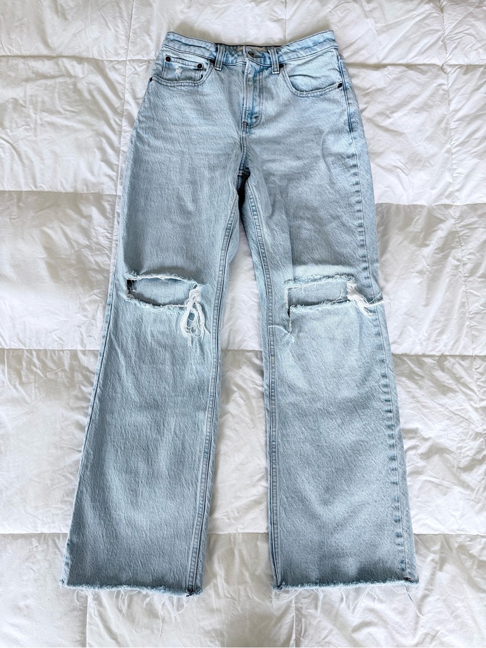 Abercrombie High Rise 90s Relaxed Jeans in Knee Rip